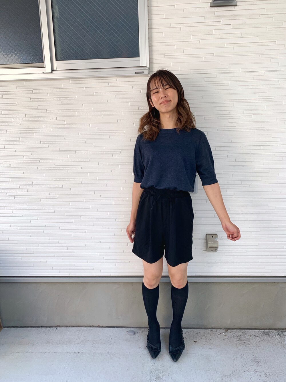 ブルー系のトップスを着用したメンズの夏コーディネートの2枚目の写真