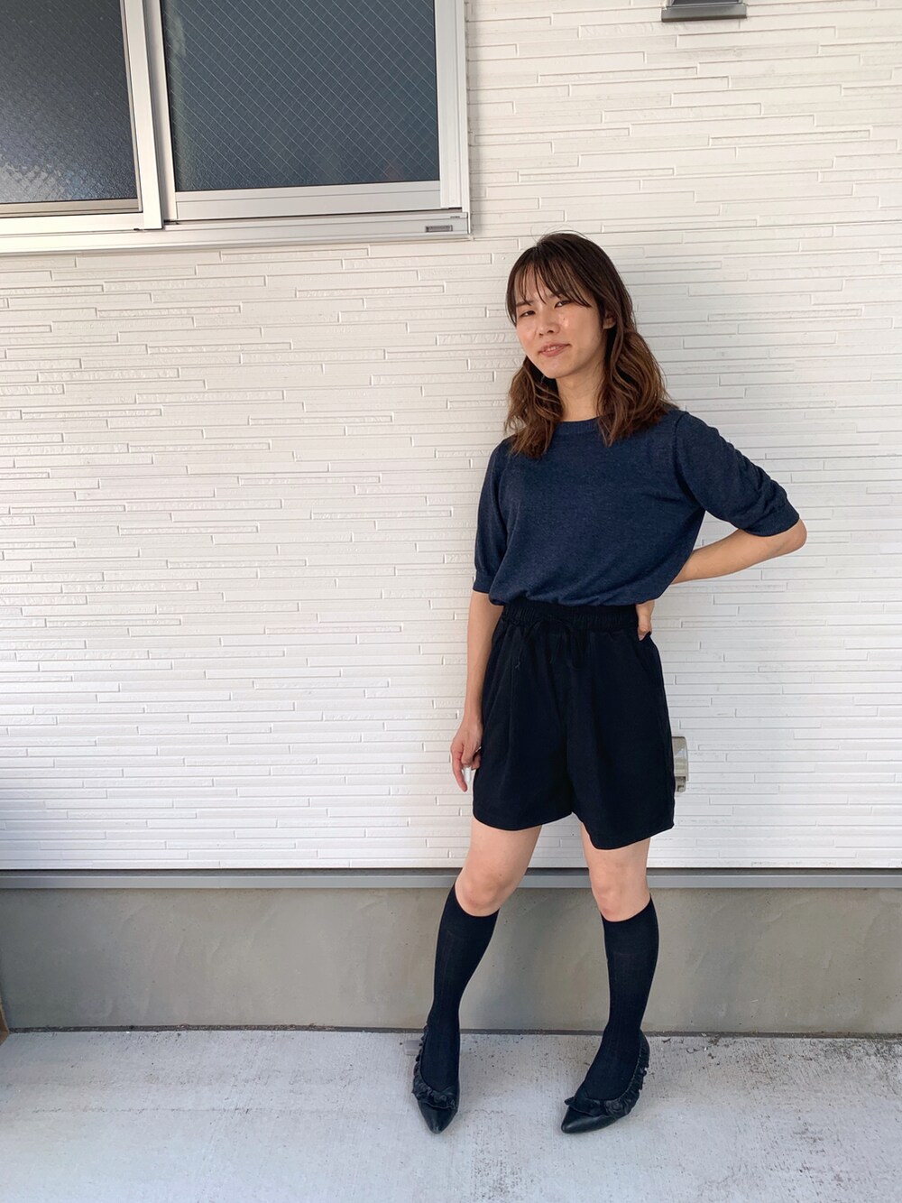 ブルー系のトップスを着用したメンズの夏コーディネートの5枚目の写真