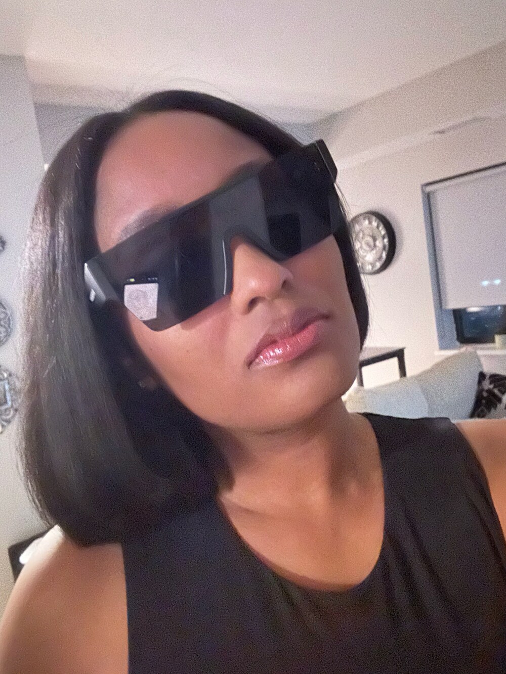 ブラック系のサングラスを着用したレディースの秋コーディネートの2枚目の写真