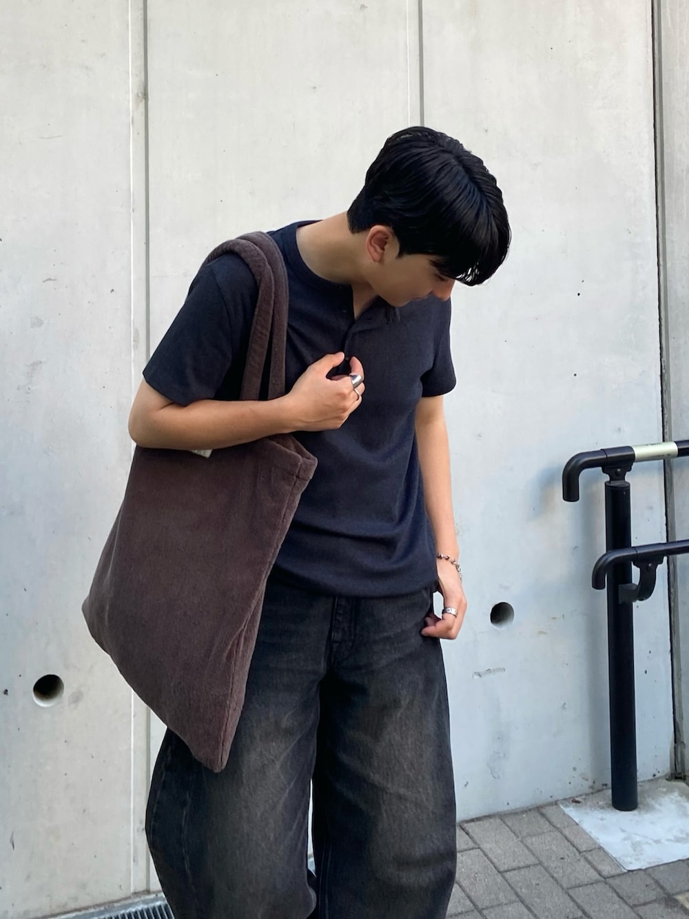ブルー系のTシャツ/カットソー、ブラウン系のトートバッグ、ブラック系のデニムパンツを着用したメンズの夏コーディネートの3枚目の写真