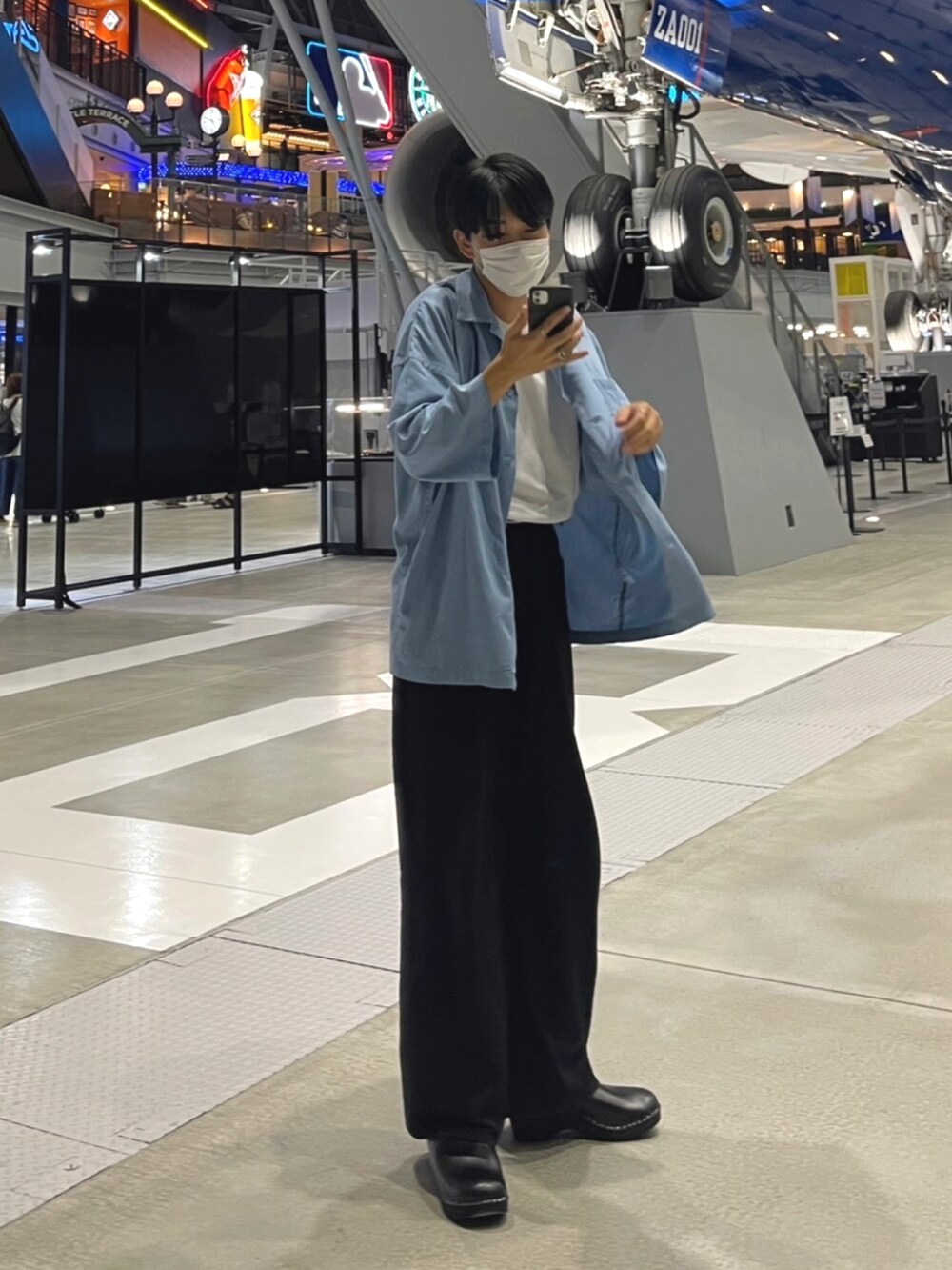 ブルー系のシャツ/ブラウス、ブラック系のデニムパンツ、ブラック系のシューズを着用したメンズの秋コーディネートの2枚目の写真