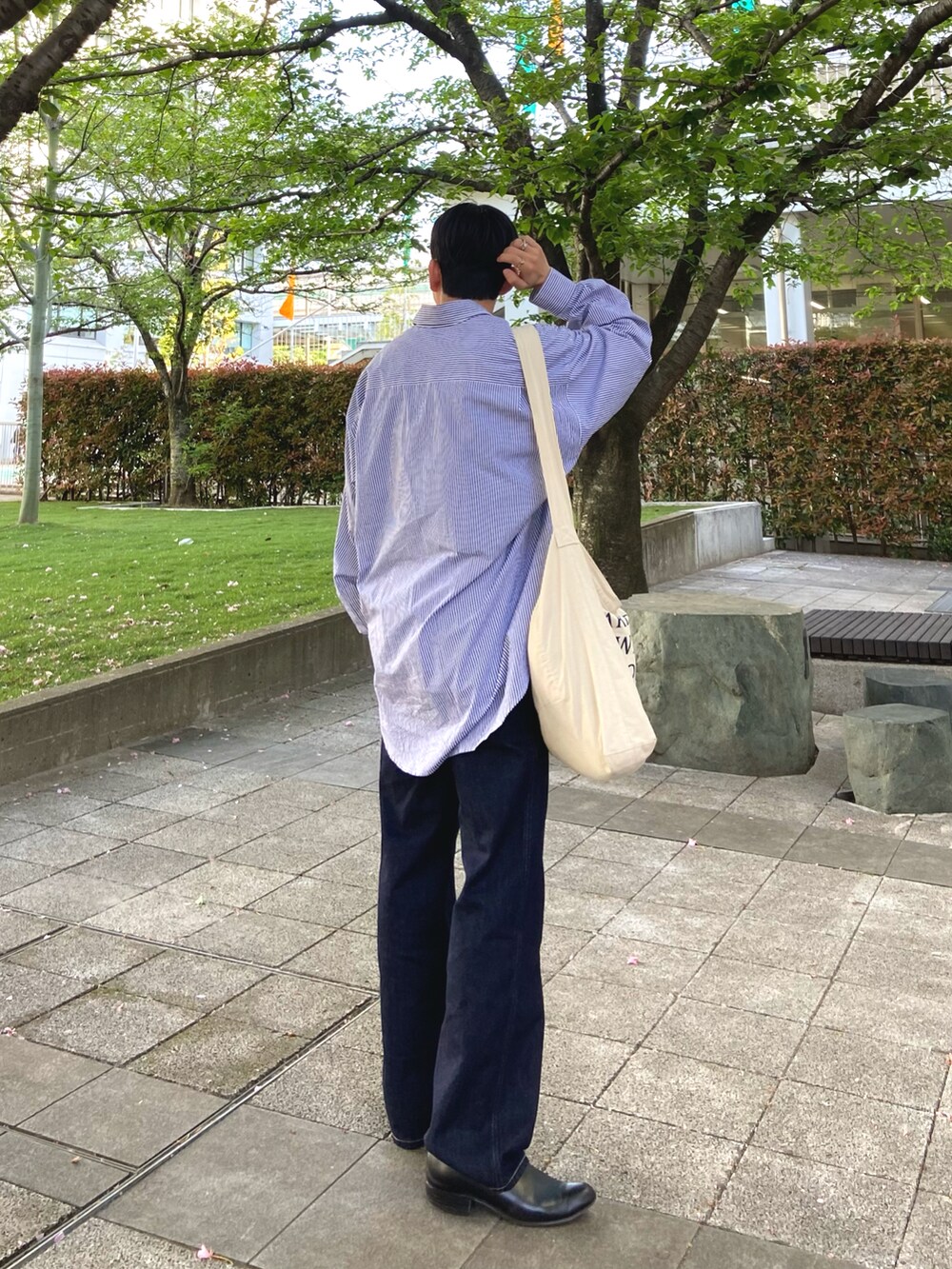 ホワイト系のジャケット/アウター、その他のシャツ/ブラウス、ベージュ系のショルダーバッグを着用したメンズの春コーディネートの3枚目の写真