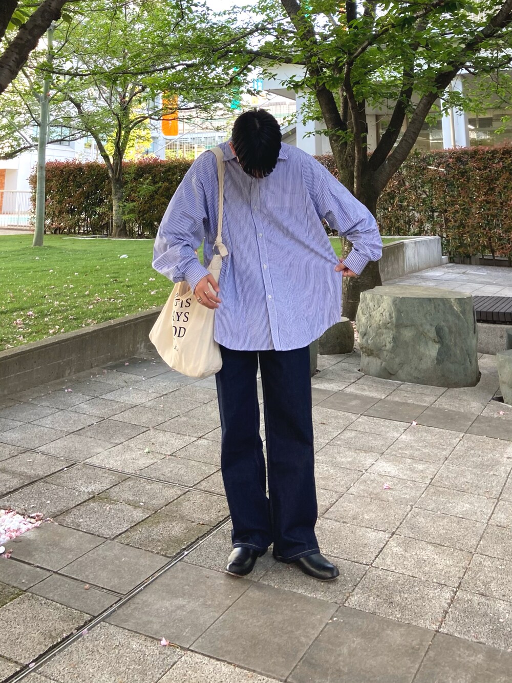 ホワイト系のジャケット/アウター、その他のシャツ/ブラウス、ベージュ系のショルダーバッグを着用したメンズの春コーディネートの2枚目の写真