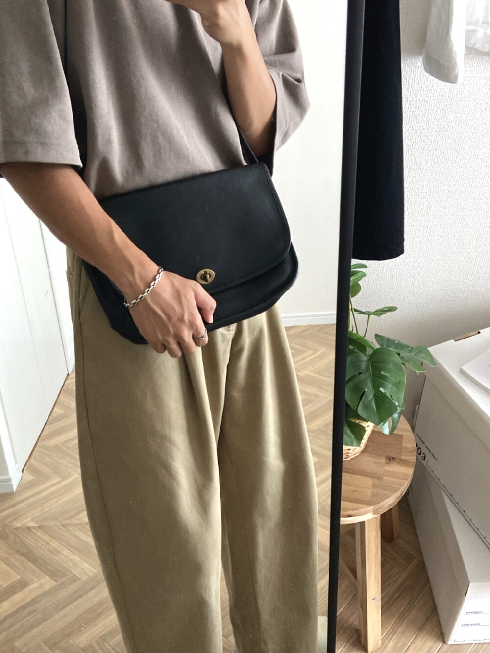 ブラウン系のTシャツ/カットソー、ブラック系のトートバッグ、ホワイト系のサンダルを着用したメンズの夏コーディネートの3枚目の写真