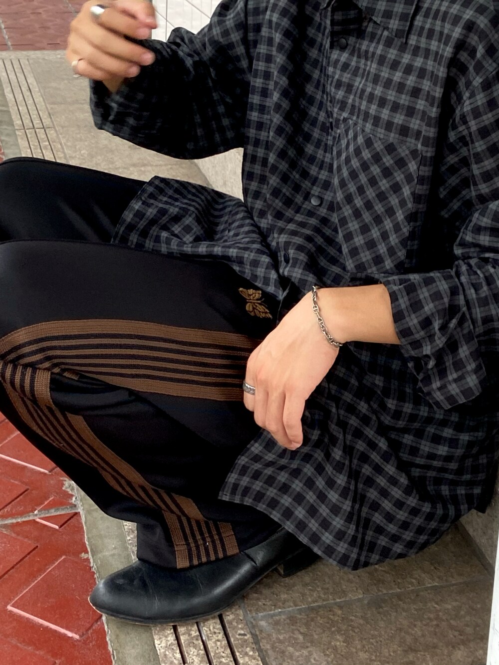 ブラック系のシャツ/ブラウスを着用したメンズの夏コーディネートの2枚目の写真