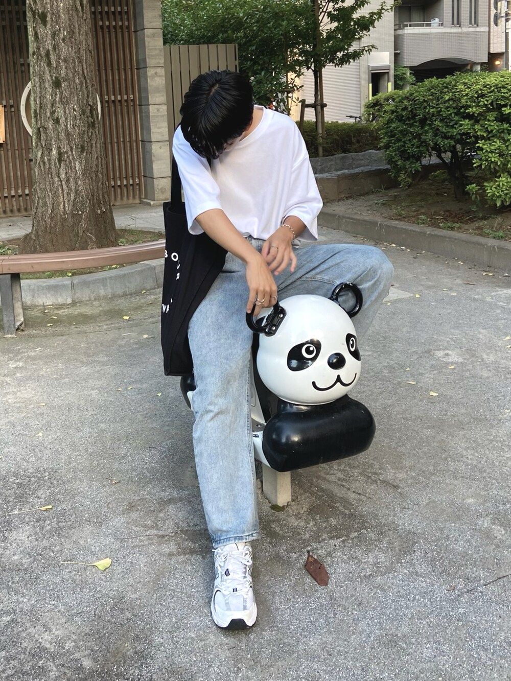 ホワイト系のTシャツ/カットソー、ブラック系のトートバッグ、ブルー系のデニムパンツを着用したメンズの夏コーディネートの5枚目の写真