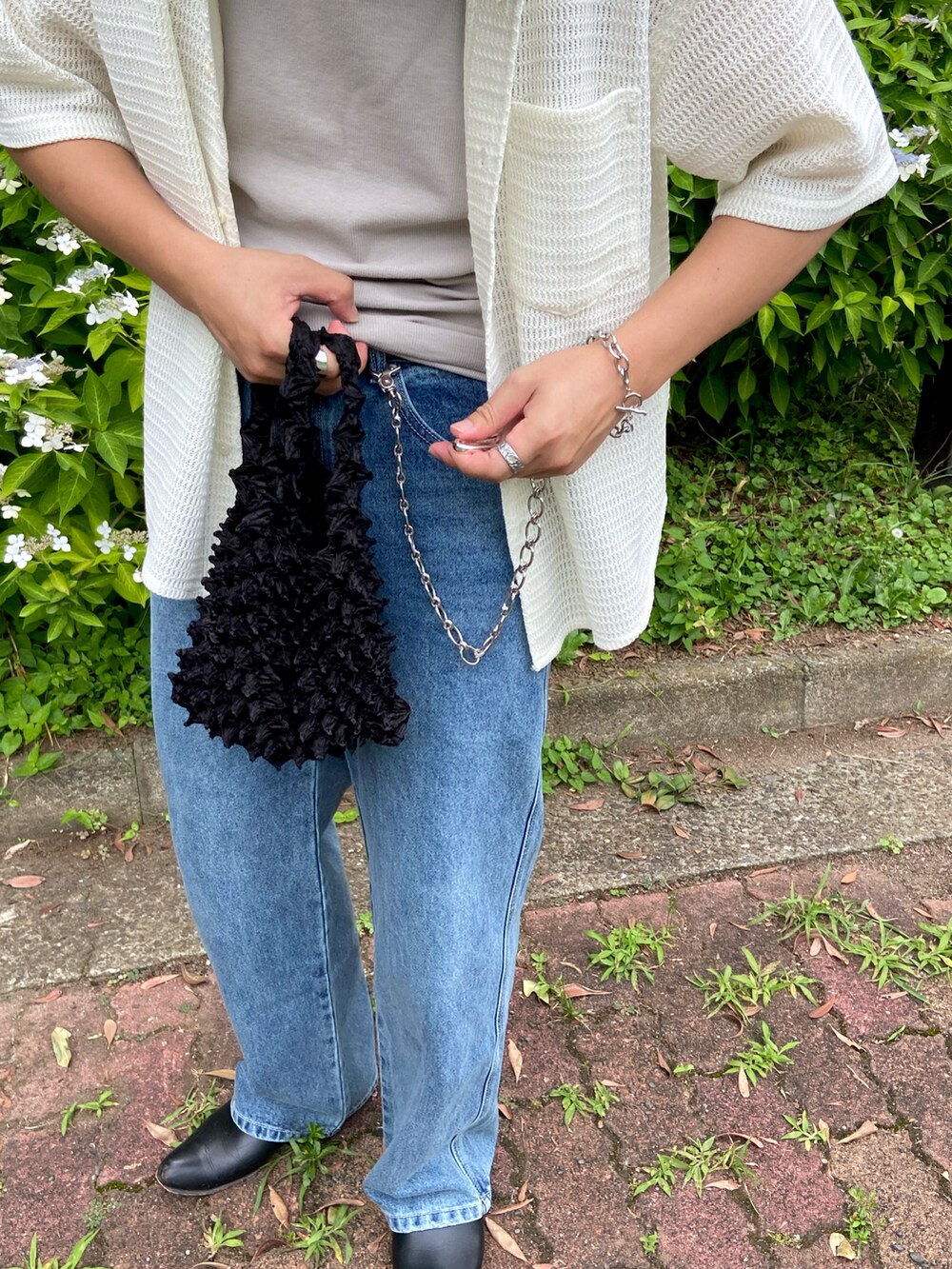ホワイト系のシャツ/ブラウス、ベージュ系のタンクトップ、シルバー系のアクセサリーを着用したメンズの夏コーディネートの2枚目の写真