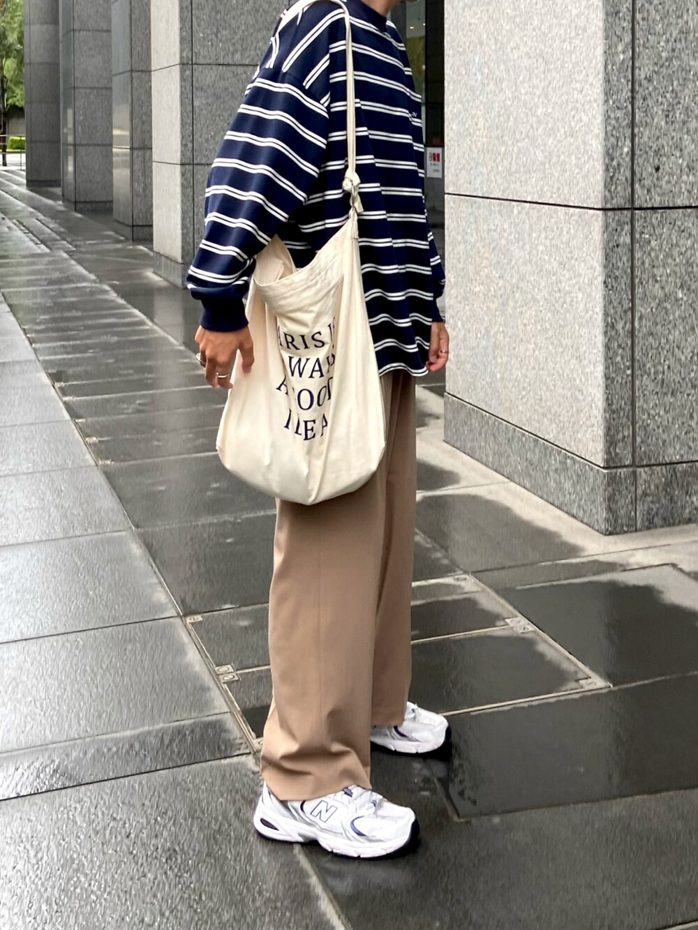 ブルー系のTシャツ/カットソー、ベージュ系のショルダーバッグ、ベージュ系のパンツを着用したメンズの秋コーディネートの3枚目の写真