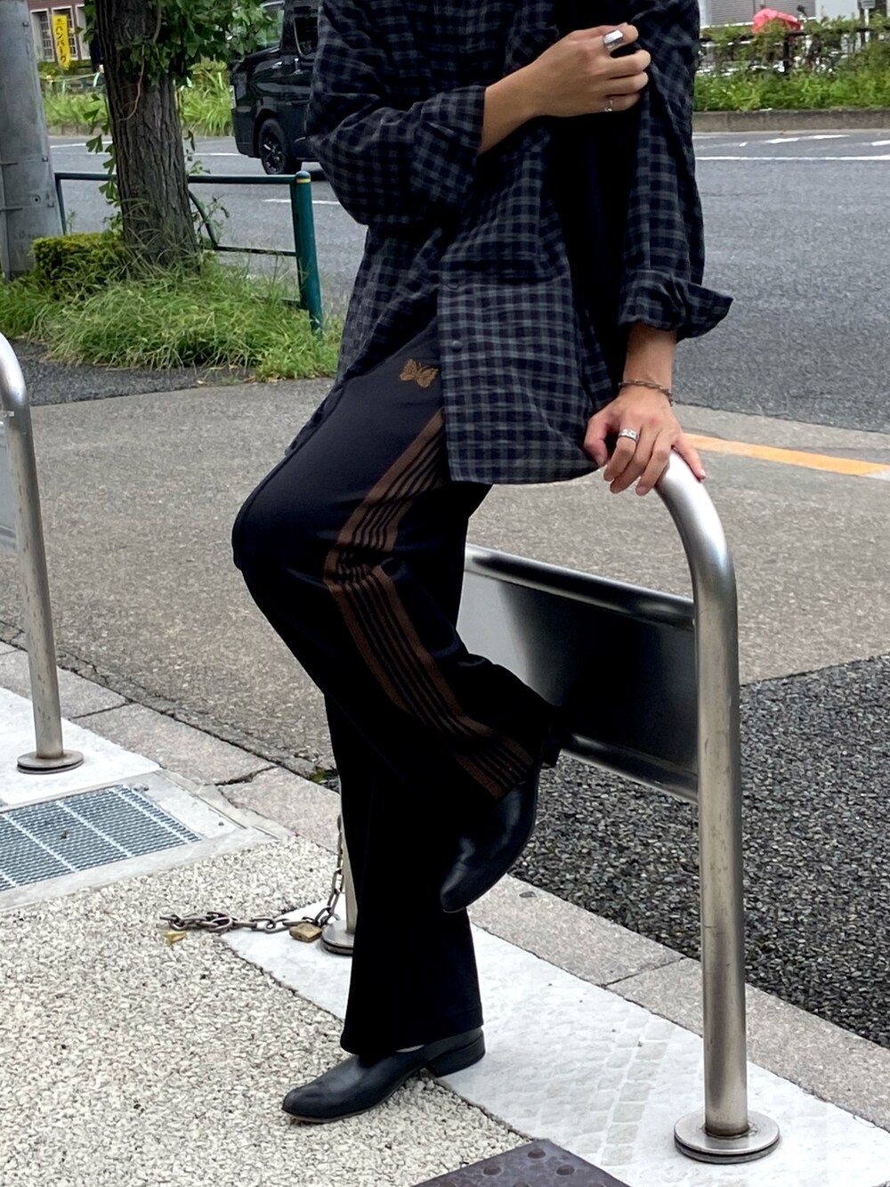 ブラック系のシャツ/ブラウスを着用したメンズの夏コーディネートの3枚目の写真