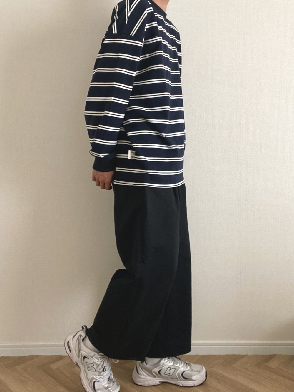 ブルー系のTシャツ/カットソー、ブラック系のパンツ、ホワイト系のスニーカーを着用したメンズの秋コーディネートの3枚目の写真