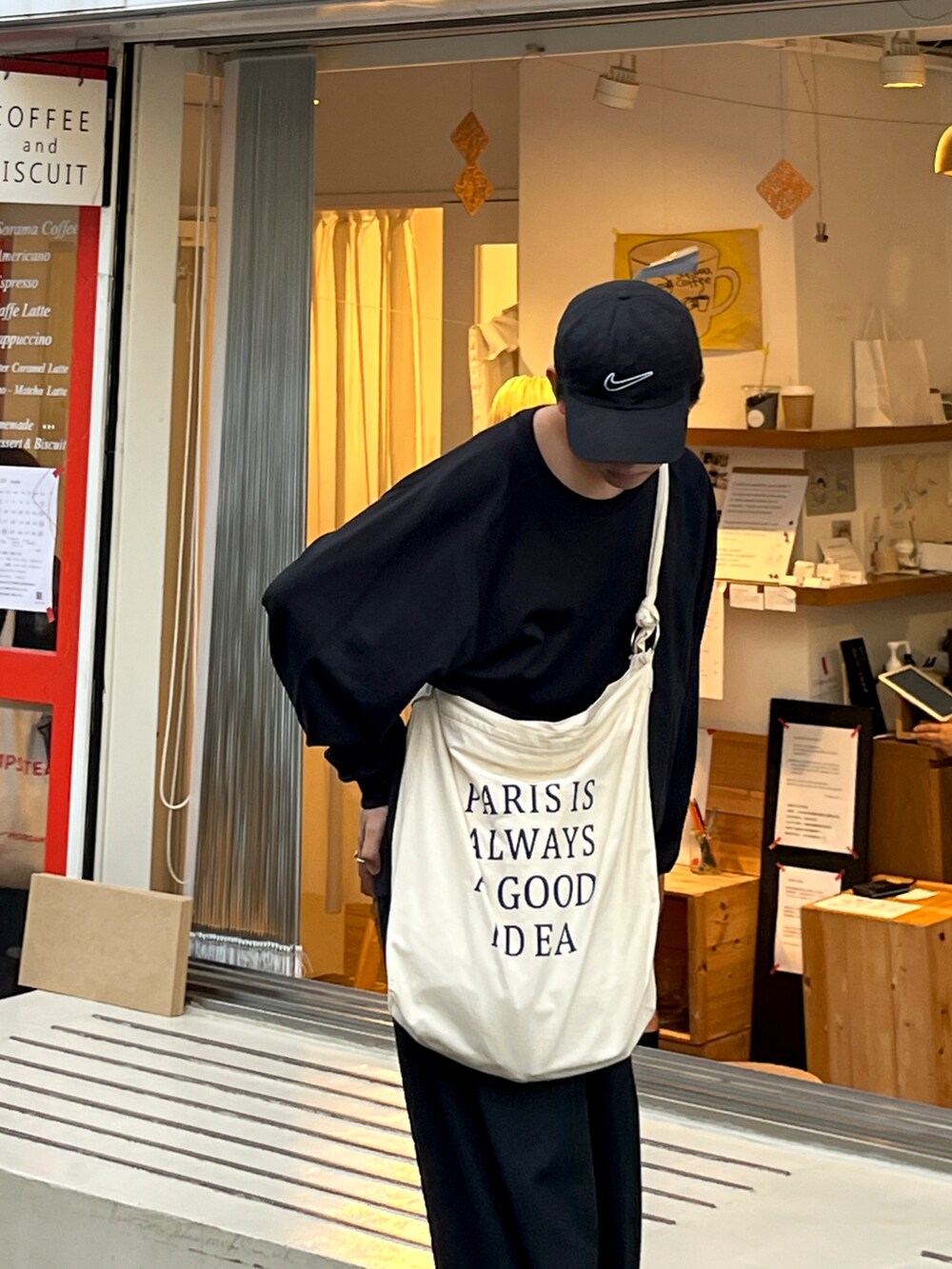 ホワイト系のジャケット/アウター、ブラック系のTシャツ/カットソー、ベージュ系のショルダーバッグを着用したメンズの秋コーディネートの2枚目の写真