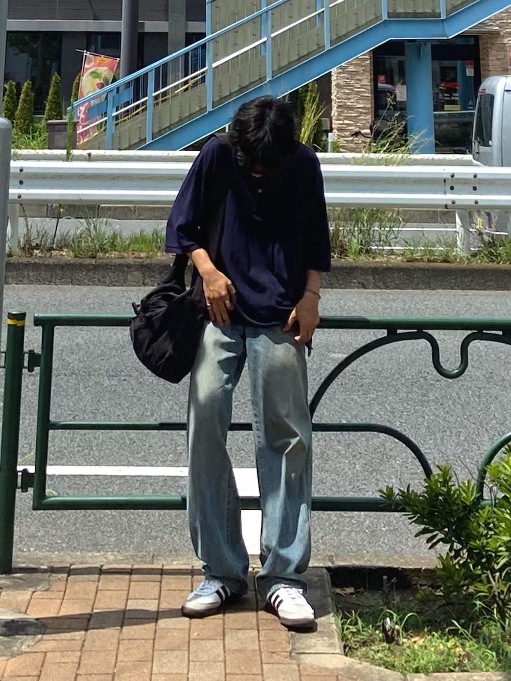 ブルー系のポロシャツ、ホワイト系のスニーカーを着用したメンズの夏コーディネートの3枚目の写真
