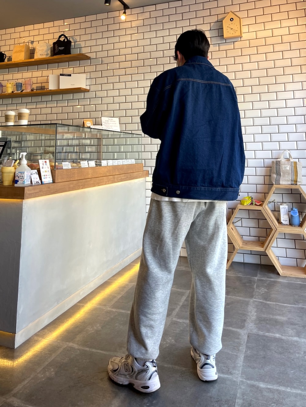 ホワイト系のジャケット/アウター、ブルー系のデニムジャケット、グレー系のスウェットパンツを着用したメンズの春コーディネートの2枚目の写真