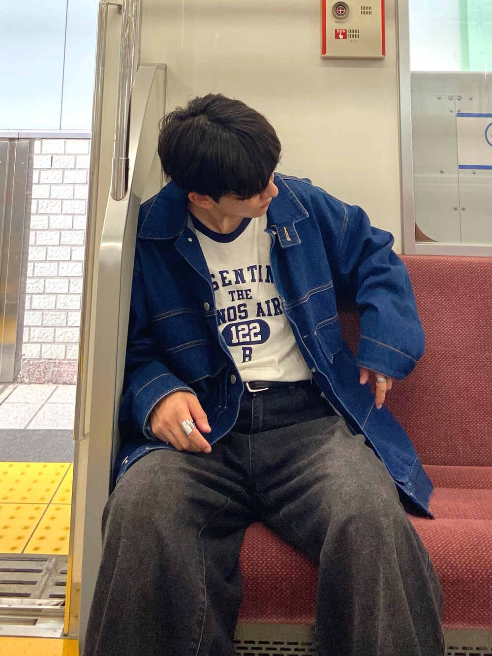 ブルー系のデニムジャケット、ホワイト系のTシャツ/カットソー、ブラック系のスニーカーを着用したメンズの秋コーディネートの3枚目の写真