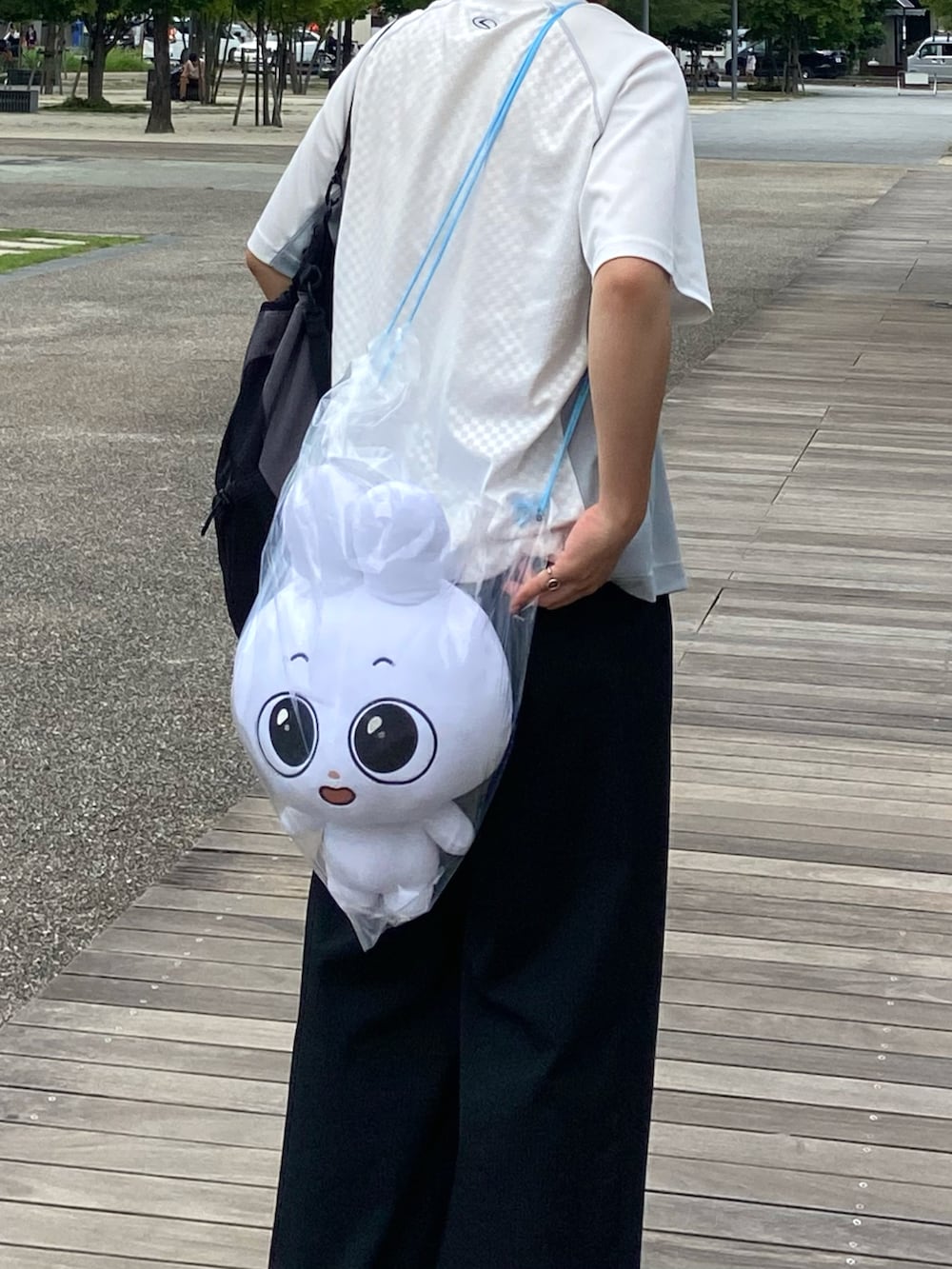 ホワイト系のTシャツ/カットソー、ブラック系のスラックスを着用したメンズの夏コーディネートの2枚目の写真