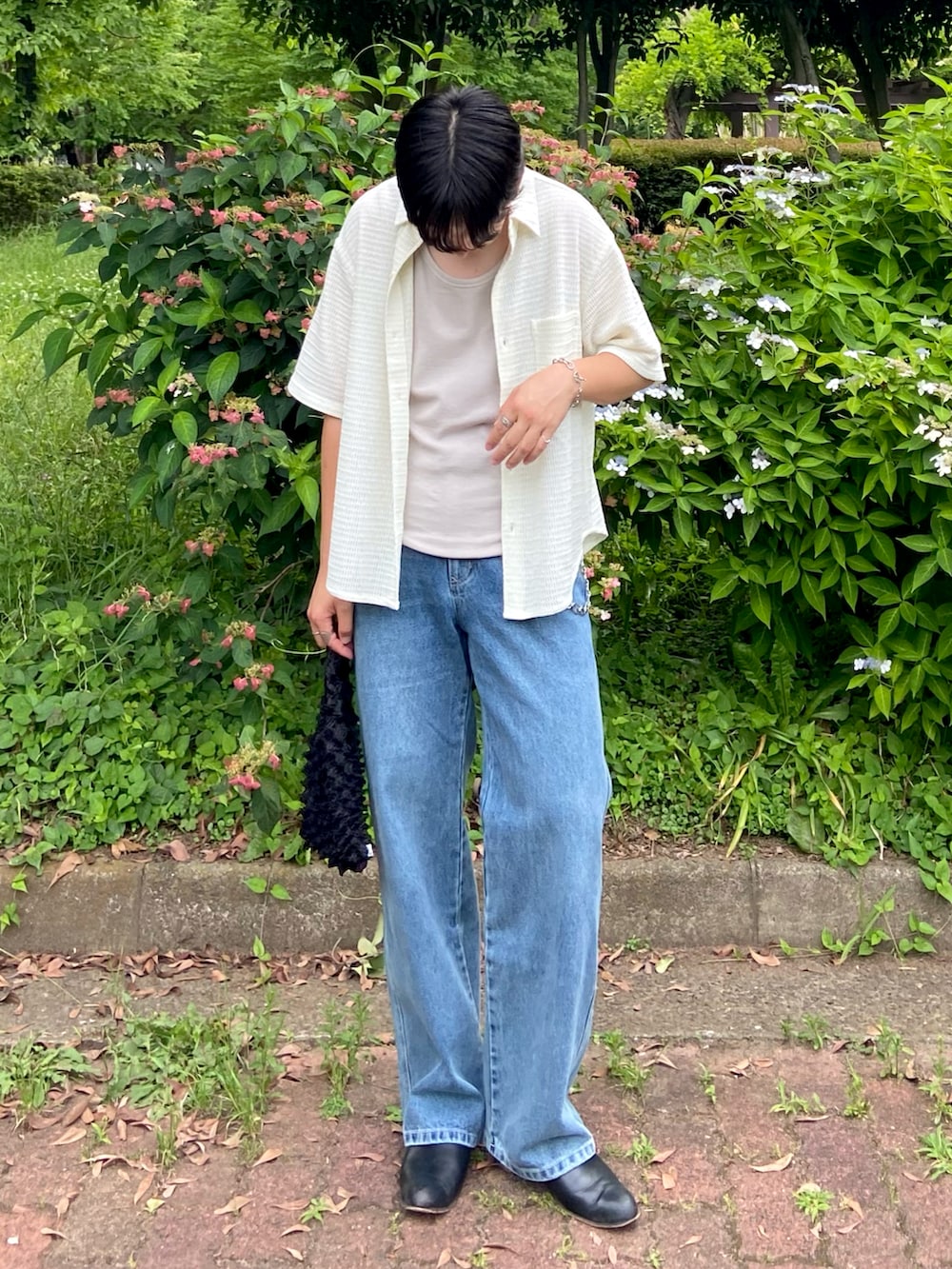 ホワイト系のシャツ/ブラウス、ベージュ系のタンクトップ、シルバー系のアクセサリーを着用したメンズの夏コーディネートの3枚目の写真