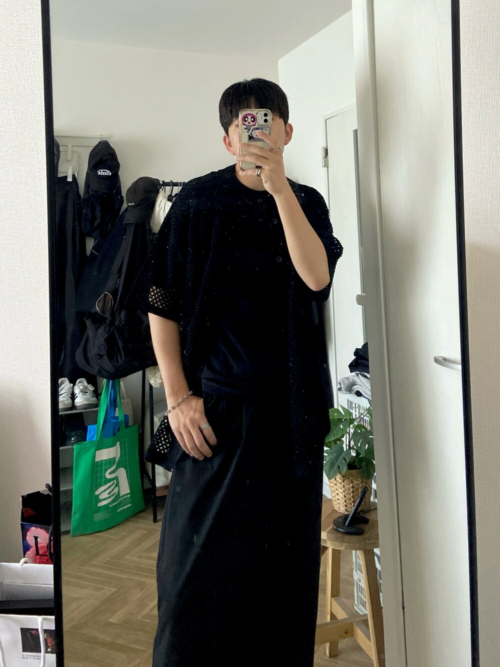 ブラック系のシャツ/ブラウス、ブラック系のスラックス、ホワイト系のスニーカーを着用したメンズの夏コーディネートの2枚目の写真