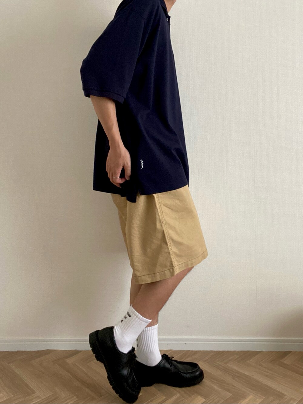 ブルー系のシャツ/ブラウス、ベージュ系のチノパンツ、ブラック系のドレスシューズを着用したメンズの夏コーディネートの3枚目の写真