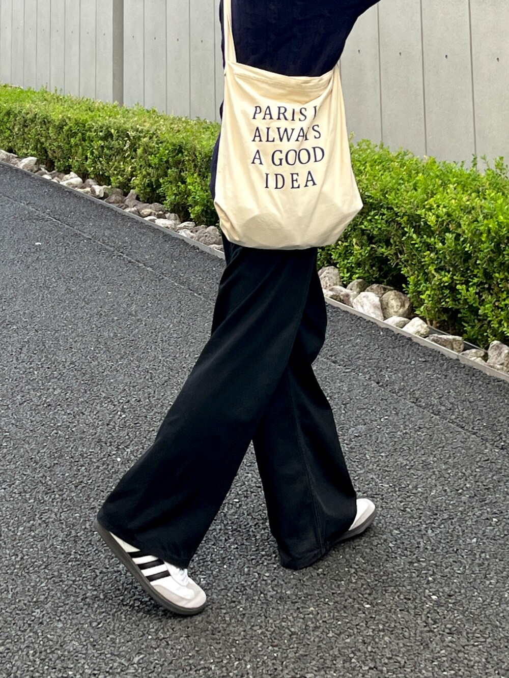 ホワイト系のジャケット/アウター、ブラック系のTシャツ/カットソー、ベージュ系のショルダーバッグを着用したメンズの秋コーディネートの3枚目の写真