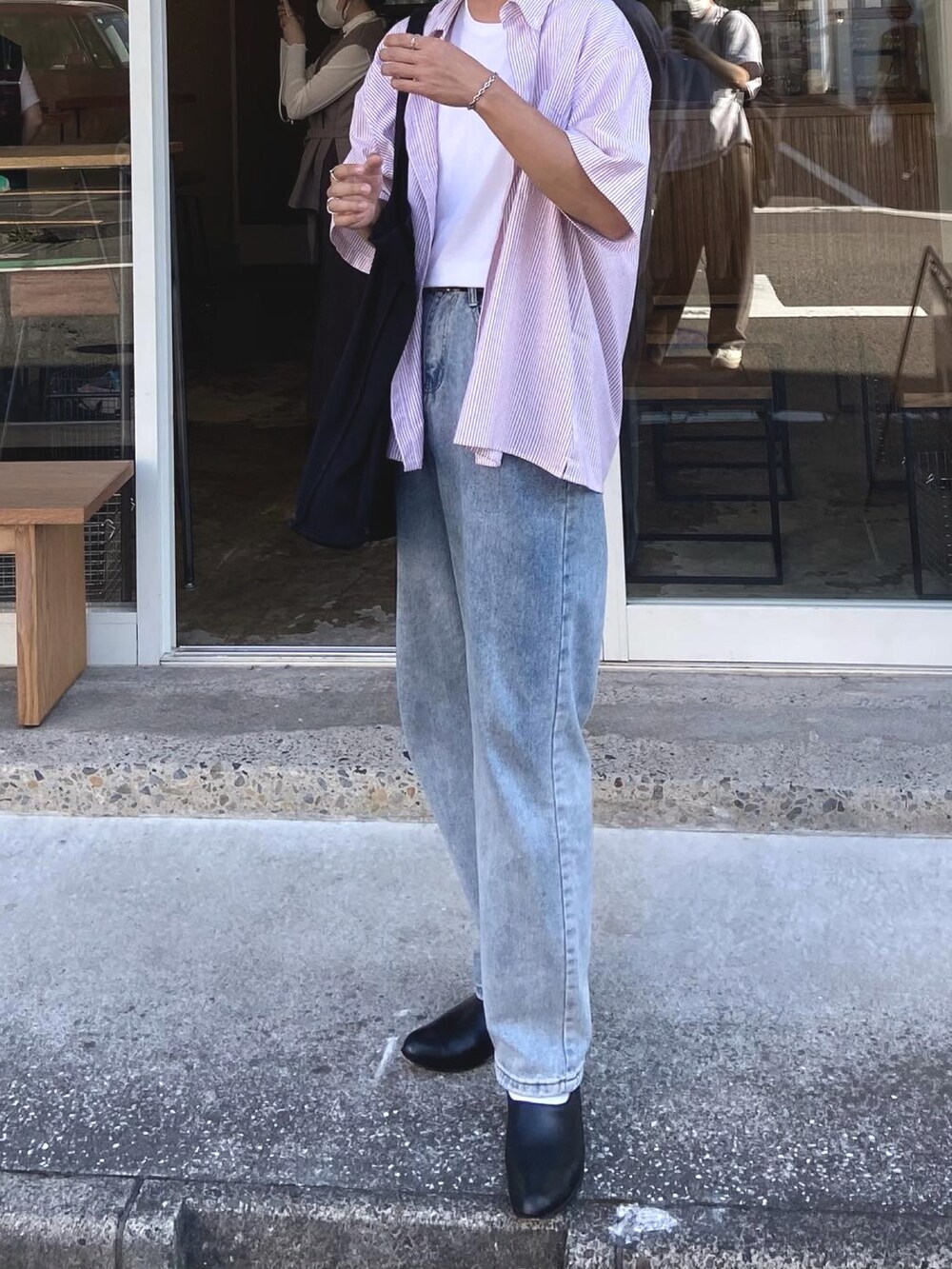 レッド系のシャツ/ブラウス、ホワイト系のTシャツ/カットソー、ブラック系のトートバッグを着用したメンズの秋コーディネートの3枚目の写真