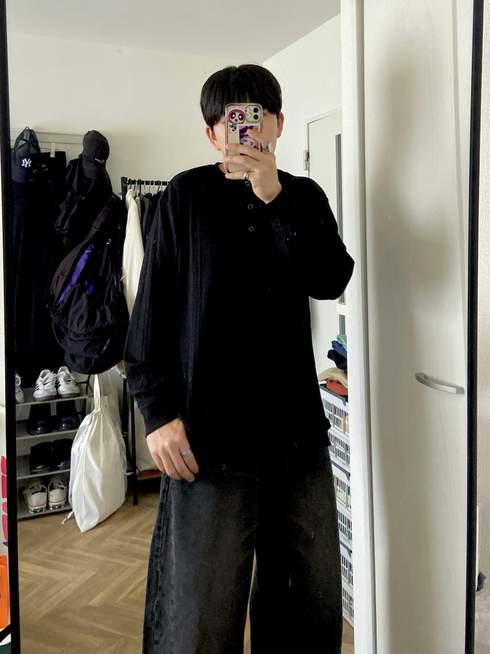 ブラック系のブルゾン、ブラック系のデニムパンツ、ブラック系のTシャツ/カットソーを着用したメンズの冬コーディネートの2枚目の写真