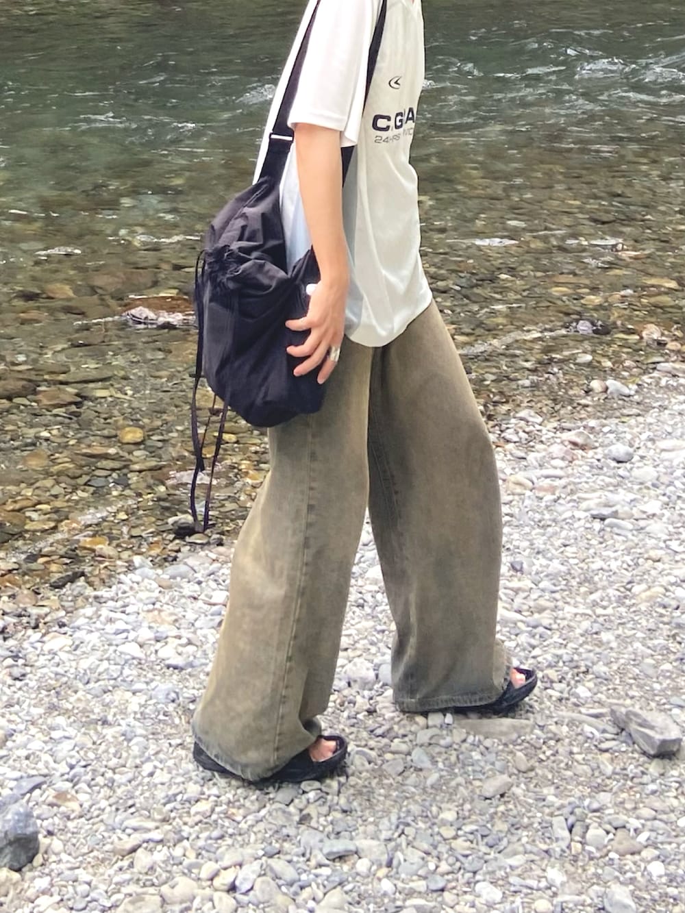 ホワイト系のTシャツ/カットソー、ブラック系のサンダルを着用したメンズの夏コーディネートの2枚目の写真