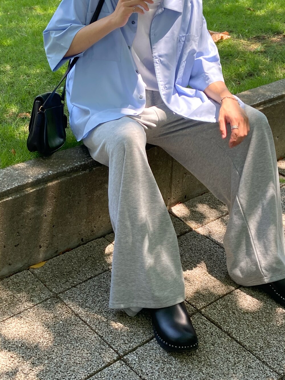 ブルー系のシャツ/ブラウスを着用したメンズの夏コーディネートの3枚目の写真