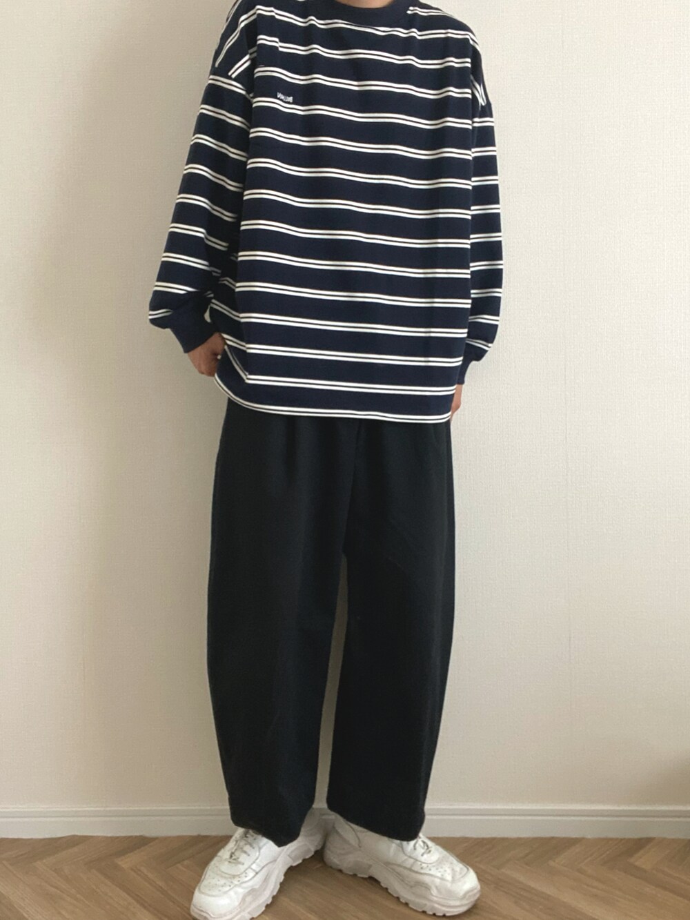 ブルー系のTシャツ/カットソー、ブラック系のパンツ、ホワイト系のスニーカーを着用したメンズの秋コーディネートの2枚目の写真