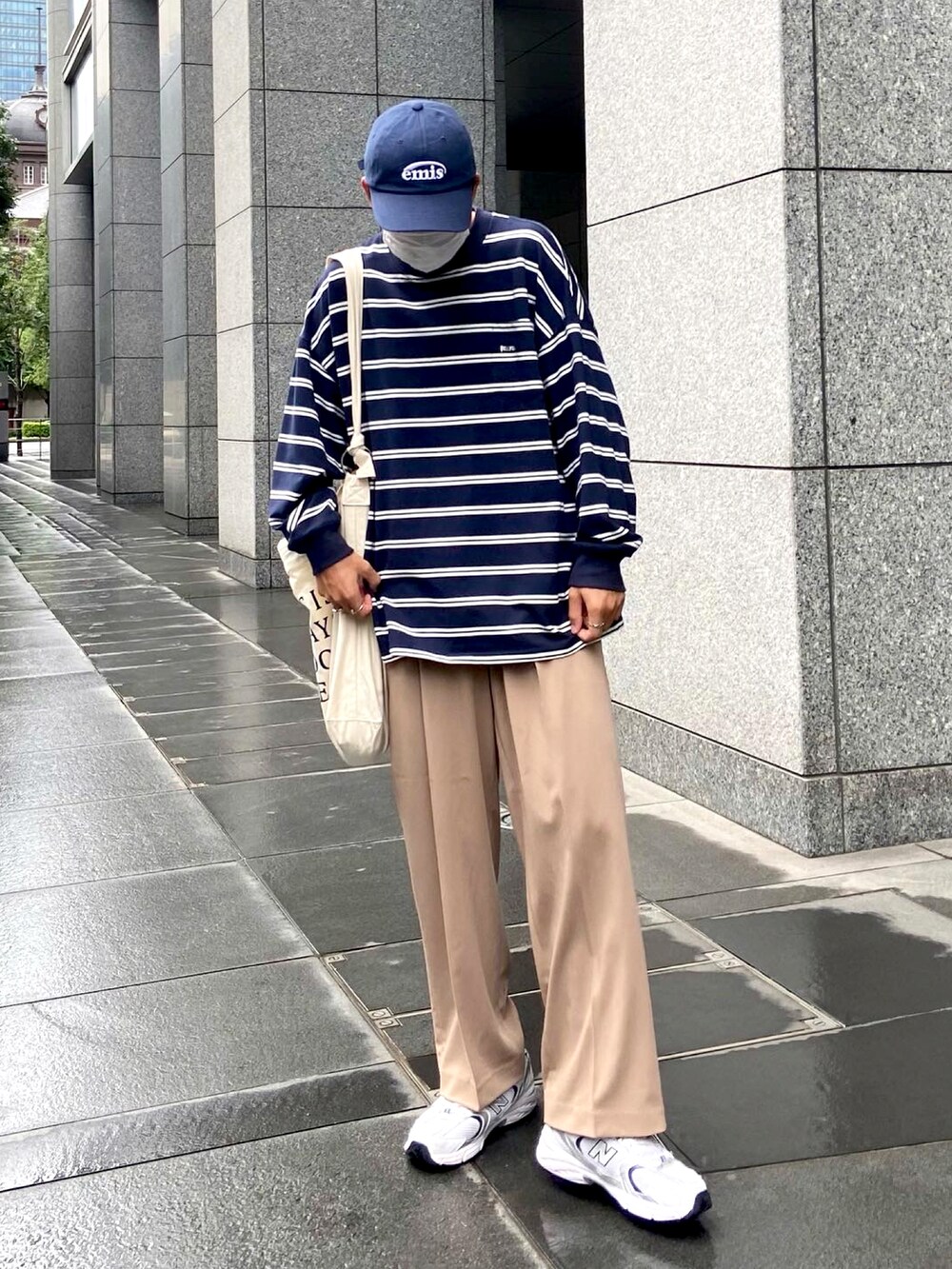 ブルー系のTシャツ/カットソー、ベージュ系のショルダーバッグ、ベージュ系のパンツを着用したメンズの秋コーディネートの2枚目の写真