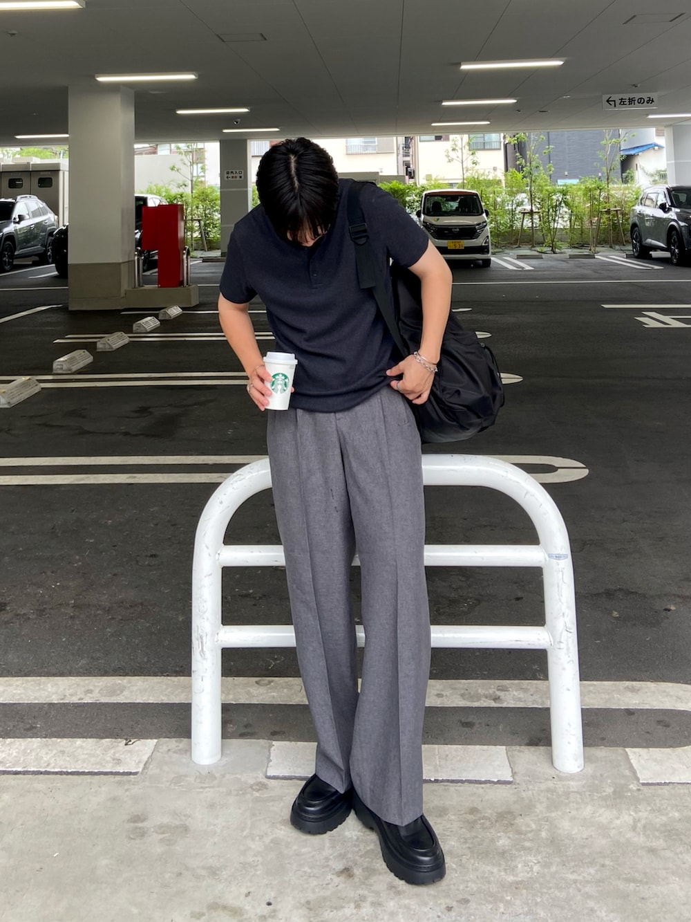 ブルー系のTシャツ/カットソー、グレー系のスラックスを着用したメンズの夏コーディネートの3枚目の写真