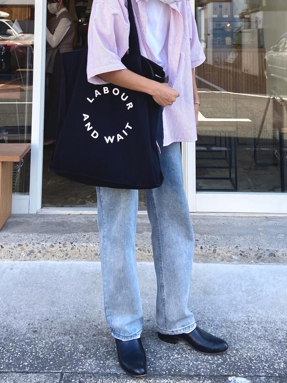 レッド系のシャツ/ブラウス、ホワイト系のTシャツ/カットソー、ブラック系のトートバッグを着用したメンズの秋コーディネートの2枚目の写真