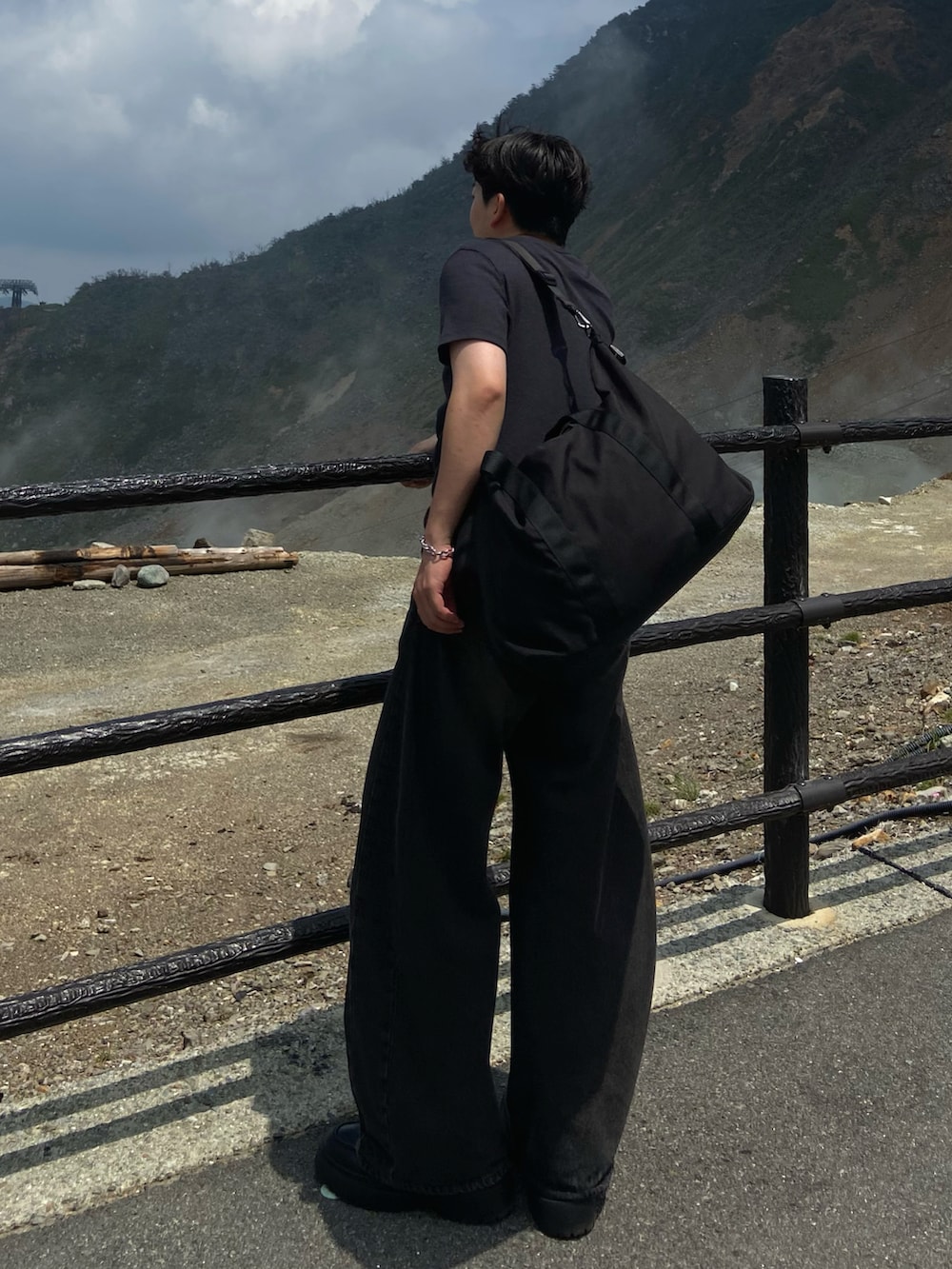 ブルー系のTシャツ/カットソー、ブラック系のデニムパンツを着用したメンズの夏コーディネートの2枚目の写真