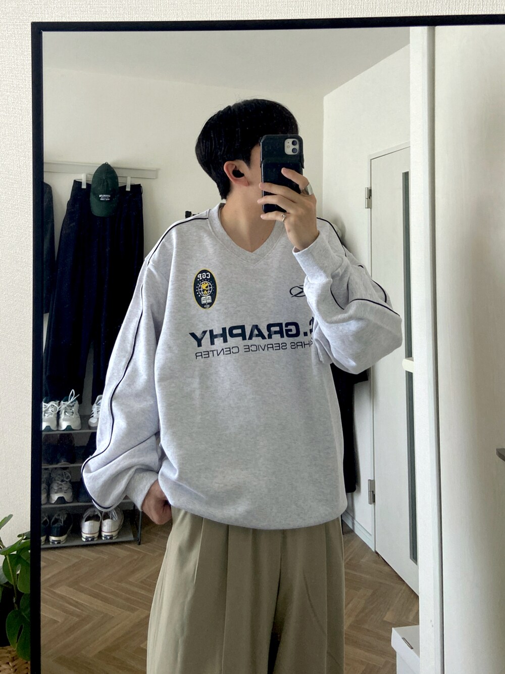 グレー系のスウェットを着用したメンズの春コーディネートの3枚目の写真