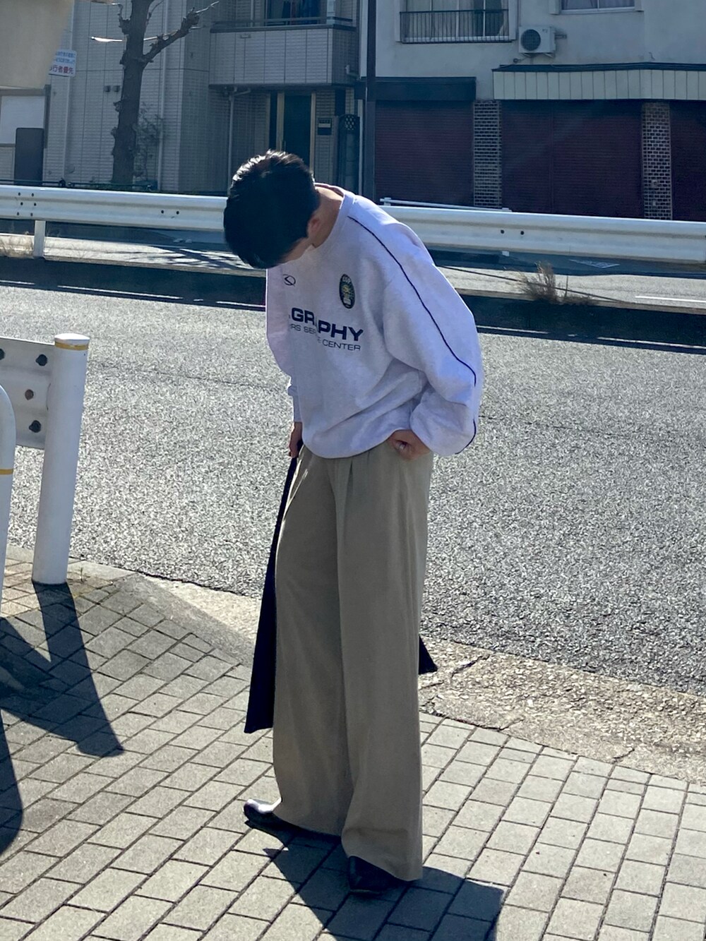 グレー系のスウェットを着用したメンズの春コーディネートの2枚目の写真