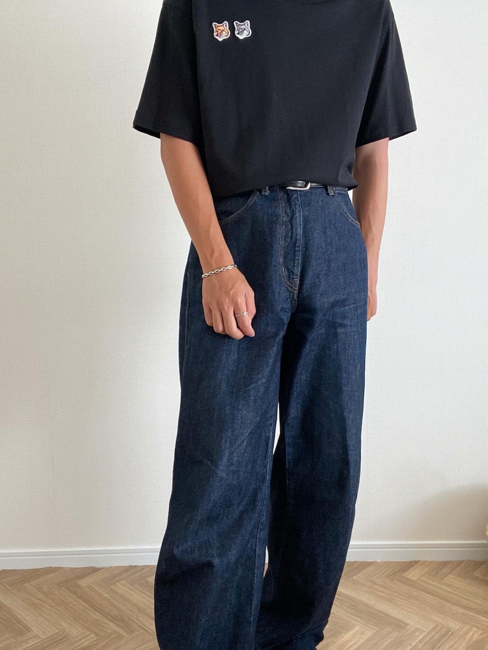 ブラック系のTシャツ/カットソー、ブルー系のデニムパンツ、ホワイト系のスニーカーを着用したメンズの夏コーディネートの2枚目の写真