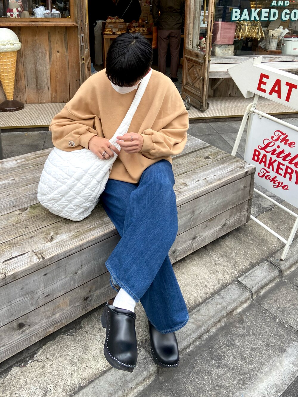 ブラウン系のスウェット、ブルー系のデニムパンツ、ブラック系のシューズを着用したメンズの冬コーディネートの2枚目の写真