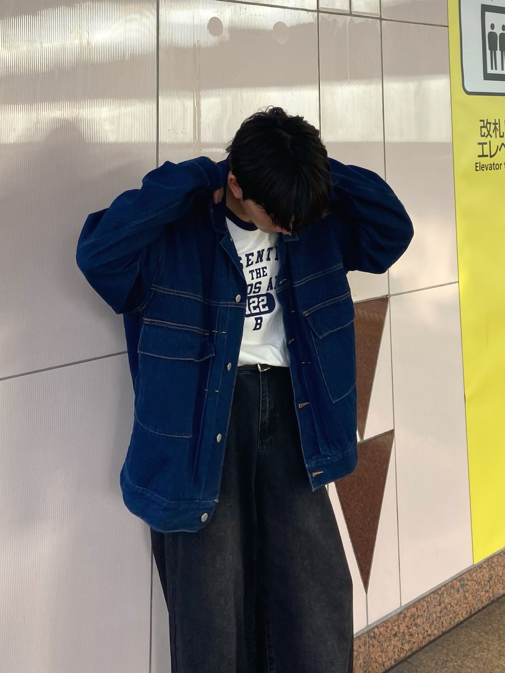 ブルー系のデニムジャケット、ホワイト系のTシャツ/カットソー、ブラック系のスニーカーを着用したメンズの秋コーディネートの2枚目の写真