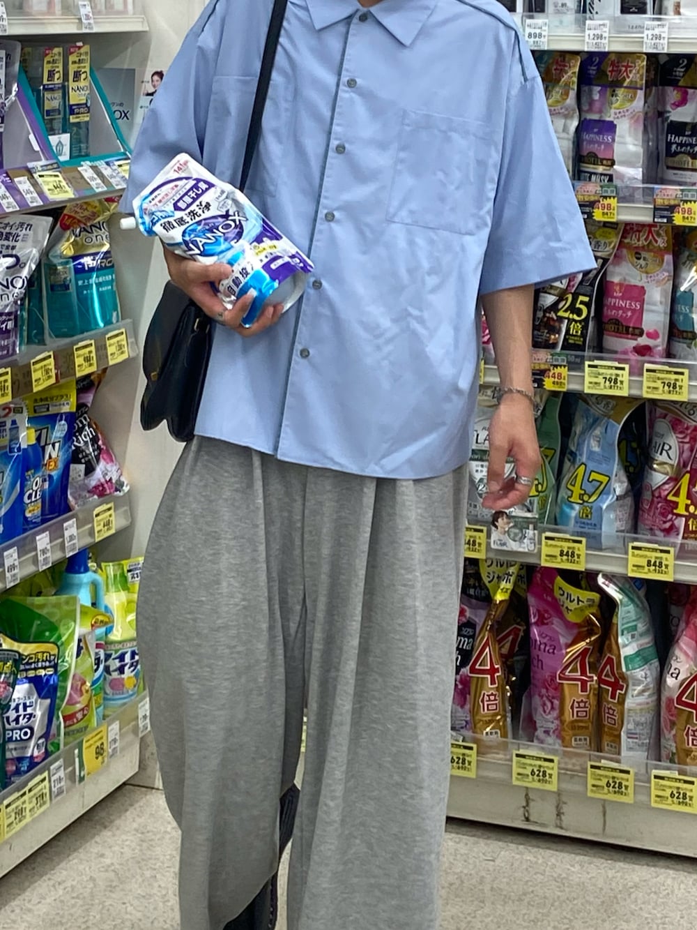 ブルー系のシャツ/ブラウスを着用したメンズの夏コーディネートの2枚目の写真