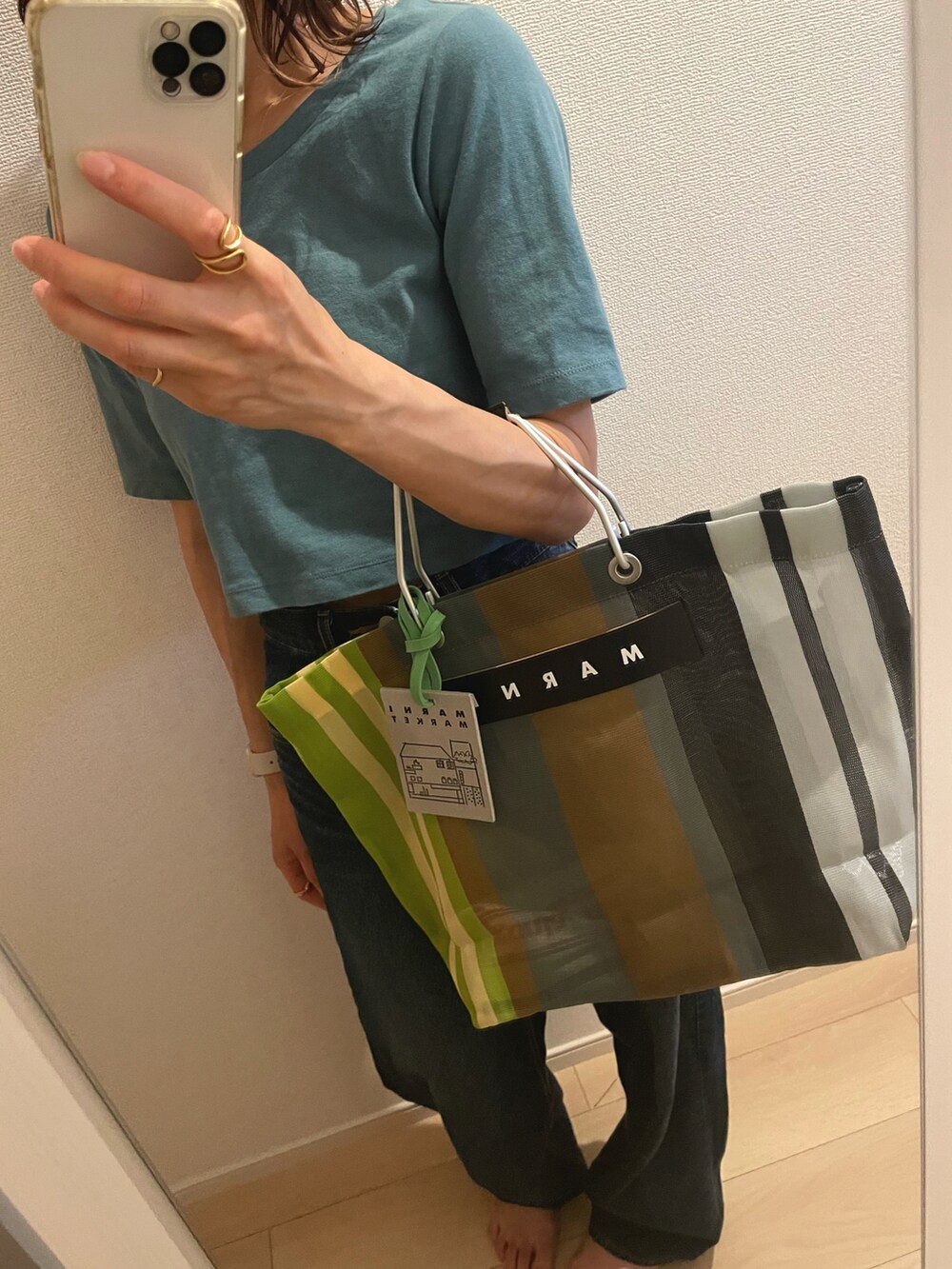 ブルー系のTシャツ/カットソー、ブルー系のデニムパンツ、グレー系のバッグを着用したレディースの夏コーディネートの2枚目の写真