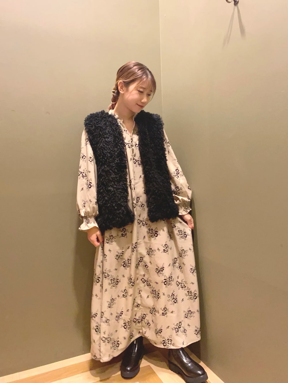 ブラック系のトップス、ベージュ系のワンピース/ドレス、ブラック系のブーツを着用したレディースの秋コーディネートの2枚目の写真