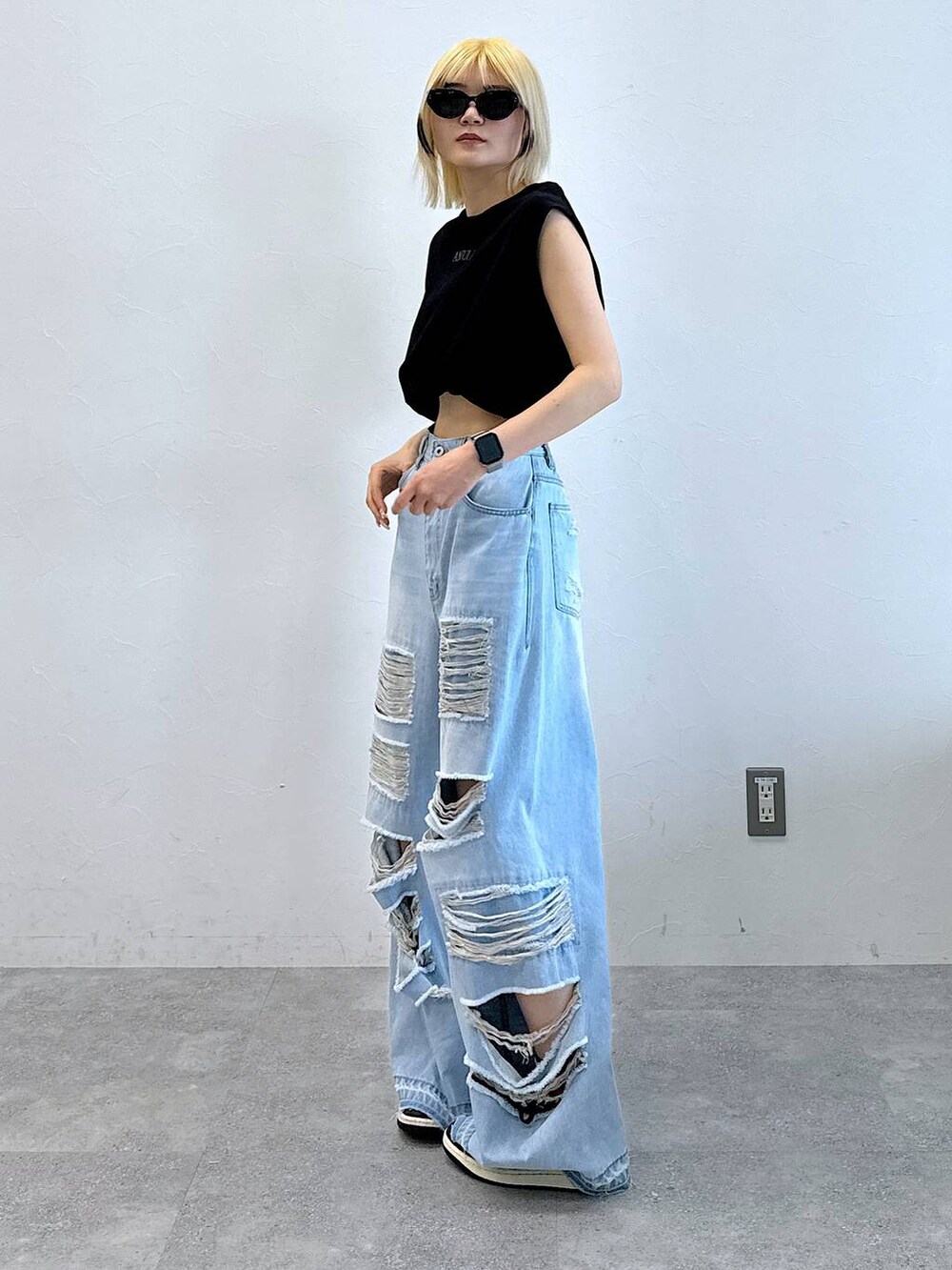 その他のデニムパンツ、ブラック系のTシャツ/カットソーを着用したレディースの夏コーディネートの6枚目の写真