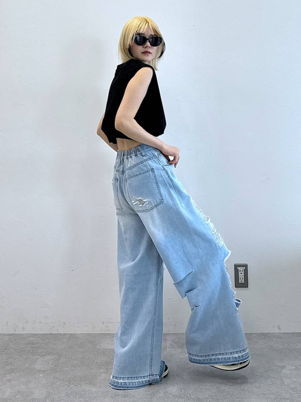 その他のデニムパンツ、ブラック系のTシャツ/カットソーを着用したレディースの夏コーディネートの5枚目の写真