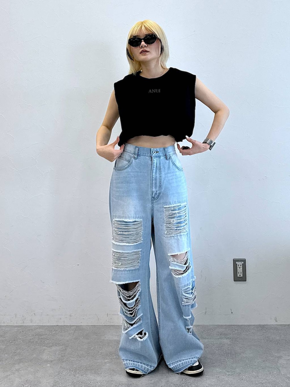 その他のデニムパンツ、ブラック系のTシャツ/カットソーを着用したレディースの夏コーディネートの2枚目の写真