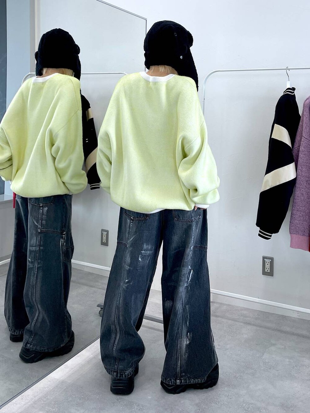 ホワイト系のニット/セーター、ブラック系のデニムパンツを着用したレディースの冬コーディネートの7枚目の写真