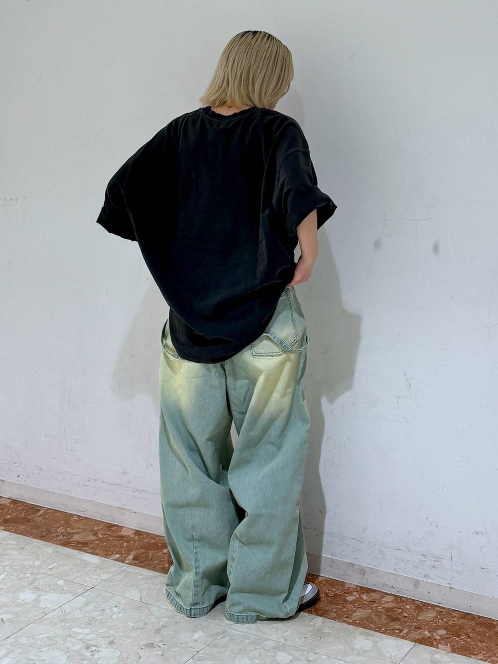 ブルー系のデニムパンツ、グレー系のTシャツ/カットソーを着用したレディースの夏コーディネートの3枚目の写真