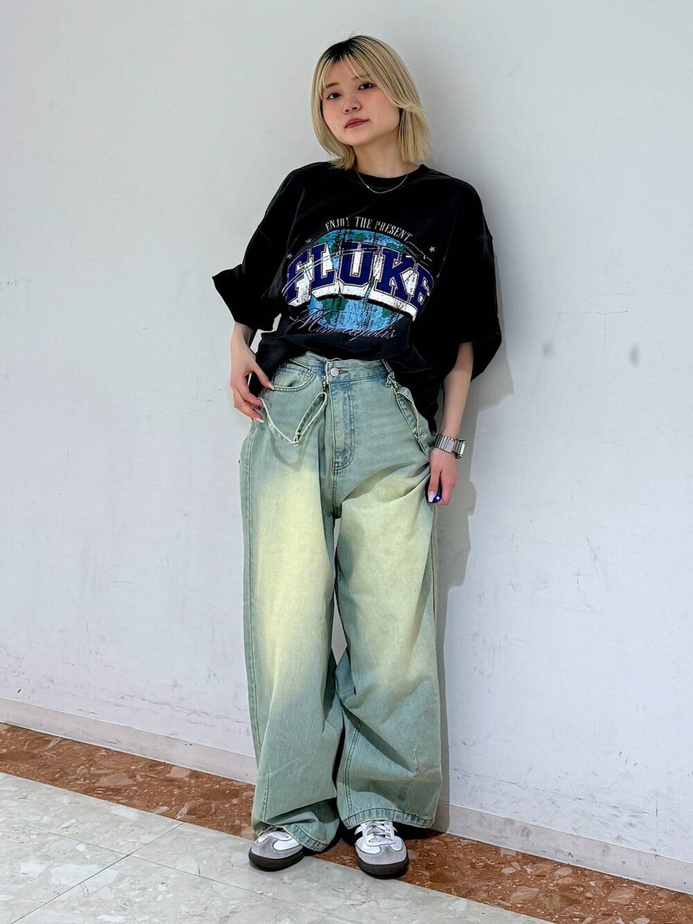 ブルー系のデニムパンツ、グレー系のTシャツ/カットソーを着用したレディースの夏コーディネートの2枚目の写真