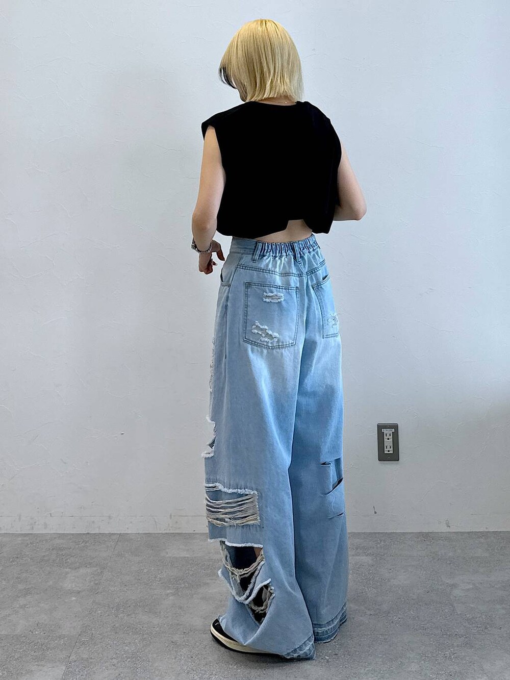 その他のデニムパンツ、ブラック系のTシャツ/カットソーを着用したレディースの夏コーディネートの7枚目の写真