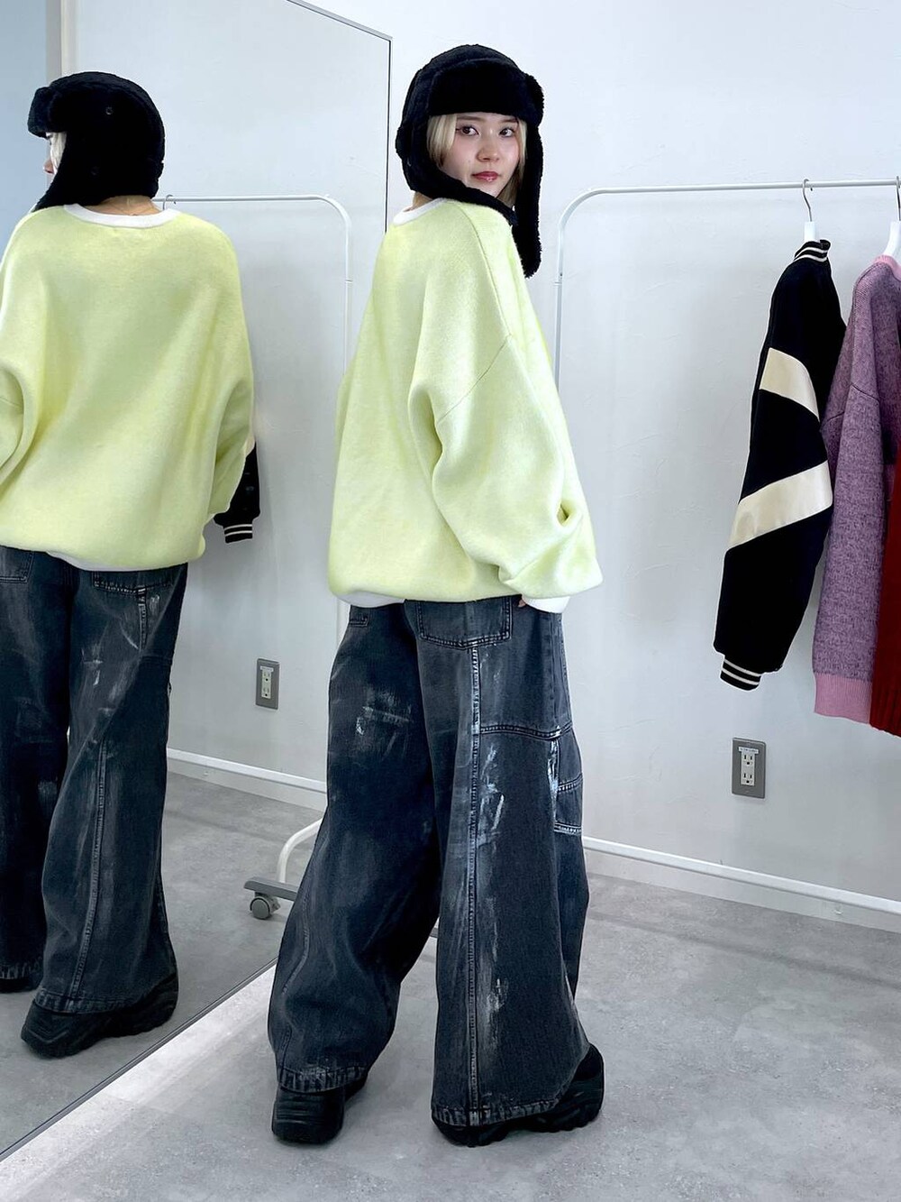 ホワイト系のニット/セーター、ブラック系のデニムパンツを着用したレディースの冬コーディネートの4枚目の写真