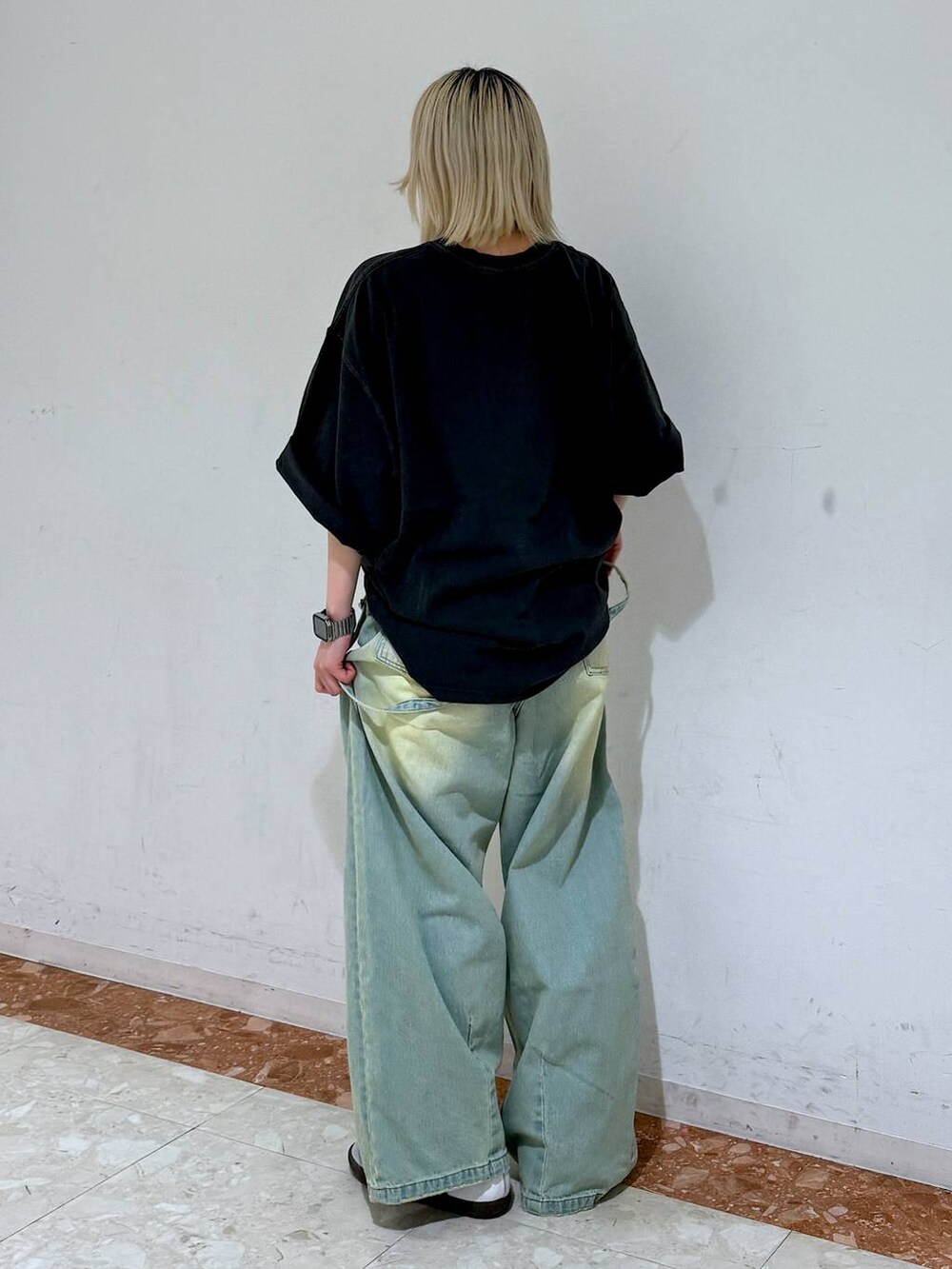 ブルー系のデニムパンツ、グレー系のTシャツ/カットソーを着用したレディースの夏コーディネートの4枚目の写真