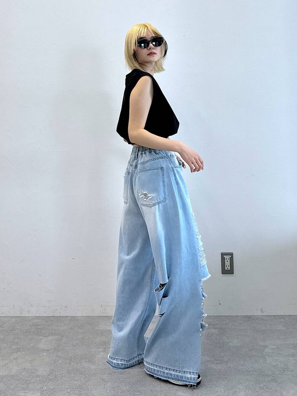 その他のデニムパンツ、ブラック系のTシャツ/カットソーを着用したレディースの夏コーディネートの4枚目の写真